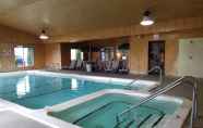 Kolam Renang 3 Americas Best Value Inn Tahquamenon Country