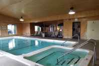 Kolam Renang Americas Best Value Inn Tahquamenon Country