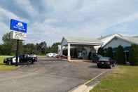 Bangunan Americas Best Value Inn Tahquamenon Country