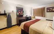Bedroom 6 Red Roof Inn PLUS+ South Deerfield – Amherst