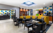 Lobby 5 La Quinta Inn & Suites by Wyndham Columbus West - Hilliard