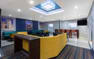 Lobby 6 La Quinta Inn & Suites by Wyndham Columbus West - Hilliard