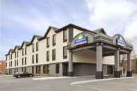 Exterior Days Inn by Wyndham Toronto East Lakeview