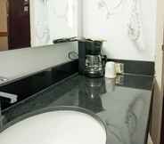 In-room Bathroom 7 Howard Johnson by Wyndham Portage La Prairie