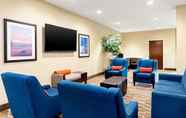 Lobi 7 Comfort Inn & Suites Pine Bluff