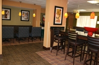 บาร์ คาเฟ่ และเลานจ์ Hampton Inn Youngstown-North