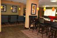 Quầy bar, cafe và phòng lounge Hampton Inn Youngstown-North