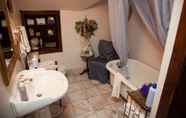 In-room Bathroom 4 Beall Mansion An Elegant Bed & Breakfast Inn