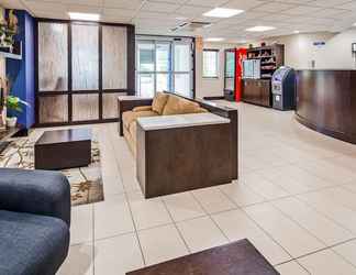 Lobi 2 Best Western Plus Berkshire Hills Inn & Suites