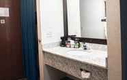 Bilik Mandi dalam Bilik 6 Best Western Plus Berkshire Hills Inn & Suites