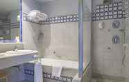 Phòng tắm bên trong 3 Playa De La Luz Hotel