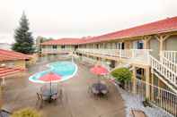 Swimming Pool Red Lion Inn & Suites Redding