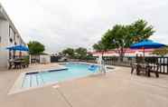 Swimming Pool 7 Motel 6 Dallas, TX - Northeast