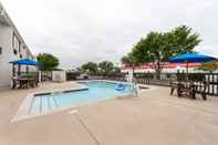 Swimming Pool Motel 6 Dallas, TX - Northeast