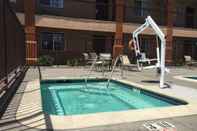 Swimming Pool SureStay Hotel by Best Western Ukiah