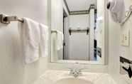 In-room Bathroom 6 Days Inn by Wyndham Lisbon