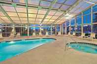 Swimming Pool La Quinta Inn & Suites by Wyndham Mansfield OH