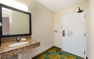 In-room Bathroom 2 La Quinta Inn & Suites by Wyndham Mansfield OH