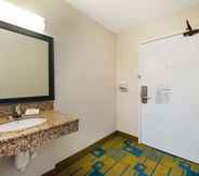 In-room Bathroom 2 La Quinta Inn & Suites by Wyndham Mansfield OH