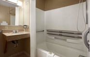 Toilet Kamar 5 Super 8 by Wyndham Pulaski