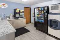 Lobby Super 8 by Wyndham Johnstown/Gloversville