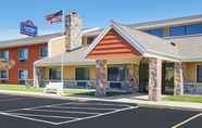 ภายนอกอาคาร 2 AmericInn by Wyndham Elkhorn Near Lake Geneva