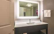 In-room Bathroom 7 La Quinta Inn & Suites by Wyndham Oklahoma City Norman