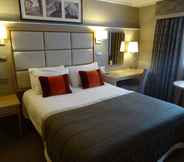 Bedroom 7 DoubleTree by Hilton Oxford Belfry