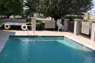 Swimming Pool Country Inn & Suites by Radisson, Rock Hill, SC