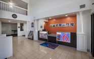 Lobi 6 Motel 6 Bedford, TX - Fort Worth