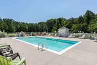 Swimming Pool Quality Inn Warsaw near Rappahannock River