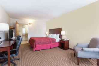 Bedroom 4 Days Inn by Wyndham Reidsville