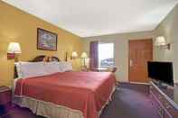 Bedroom Travelodge by Wyndham Forest Park Atlanta South