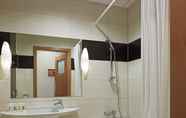 In-room Bathroom 6 Mercure Opole