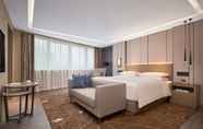 Bedroom 5 Renaissance Shenzhen Luohu Hotel
