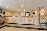 Lobby Quality Inn & Suites Millville - Vineland