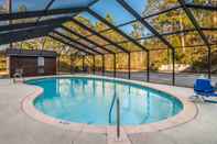 Swimming Pool Red Roof Inn & Suites Pensacola East - Milton