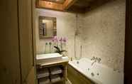 In-room Bathroom 6 Best Western Chalet Les Saytels