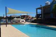 สระว่ายน้ำ C Mandurah Resort