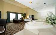 Kolam Renang 4 Best Western Plus Travel Hotel Toronto Airport