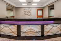 Lobby Best Western Plus Travel Hotel Toronto Airport