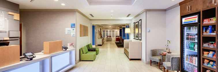 Lobby Holiday Inn Express & Suites Dublin, an IHG Hotel