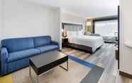 Bedroom 4 Holiday Inn Express & Suites Dublin, an IHG Hotel