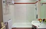 Toilet Kamar 6 Hotel 29 Lepic