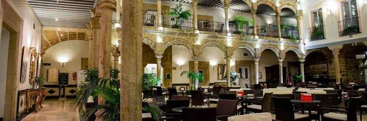 Lobby Hotel Palacio de los Velada