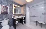 In-room Bathroom 5 DoubleTree by Hilton Utica