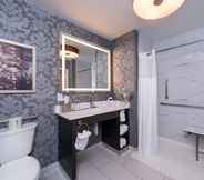 Toilet Kamar 5 DoubleTree by Hilton Utica