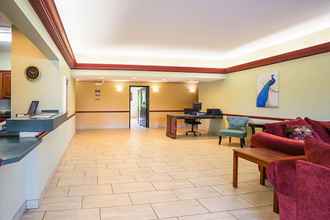 Lobi 4 Econo Lodge Inn & Suites