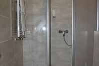In-room Bathroom Concorde Hotel Ascot