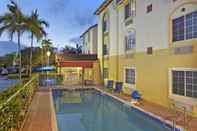 Swimming Pool TownePlace Suites by Marriott Fort Lauderdale Weston